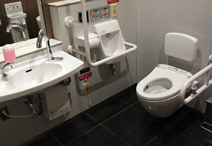 多目的トイレの洗面台と便房