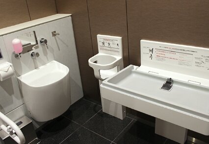 多目的トイレの便房とオムツ交換台
